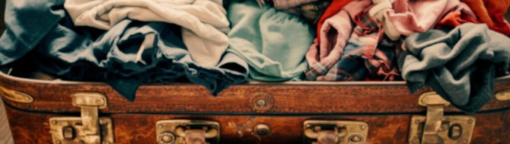 スーツケースから溢れる衣類